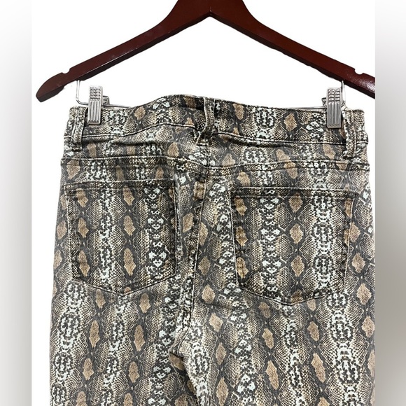 UO BDG 70s Inspired Midrise Stretchy Flare Snakeskin Print Jeans Size 27 - Picture 4 of 8